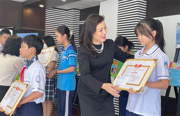 Bà Huỳnh Lan Phương, Phó TGĐ công ty VWS trao phần thưởng cho các em đoạt giải trong cuộc thi vẽ tranh vì môi trường năm 2022