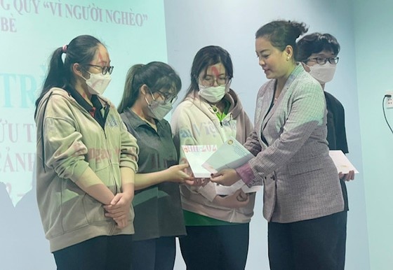 Bà Trương Thị Ngọc Hằng, Giám đốc Đối ngoại Công ty VWS trao học bổng Nguyễn Hữu Thọ cho các em Bà Trương Thị Ngọc Hằng, Giám đốc Đối ngoại Công ty VWS trao học bổng Nguyễn Hữu Thọ cho các em