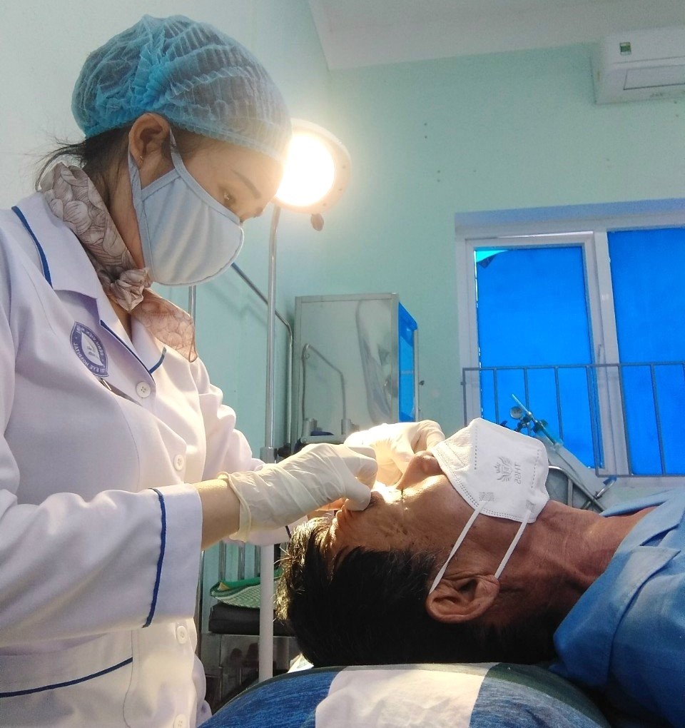 Niềm vui của nữ điều dưỡng viên cán bộ công đoàn cơ sở Bệnh viện Mắt Quảng Trị