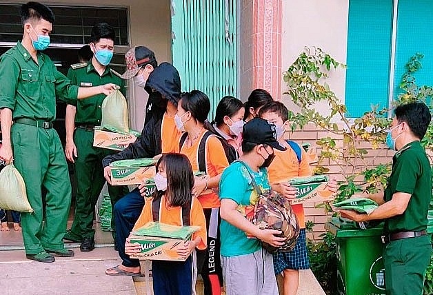 Thầy giáo quân hàm xanh và lớp học đặc biệt cho con công nhân nhập cư