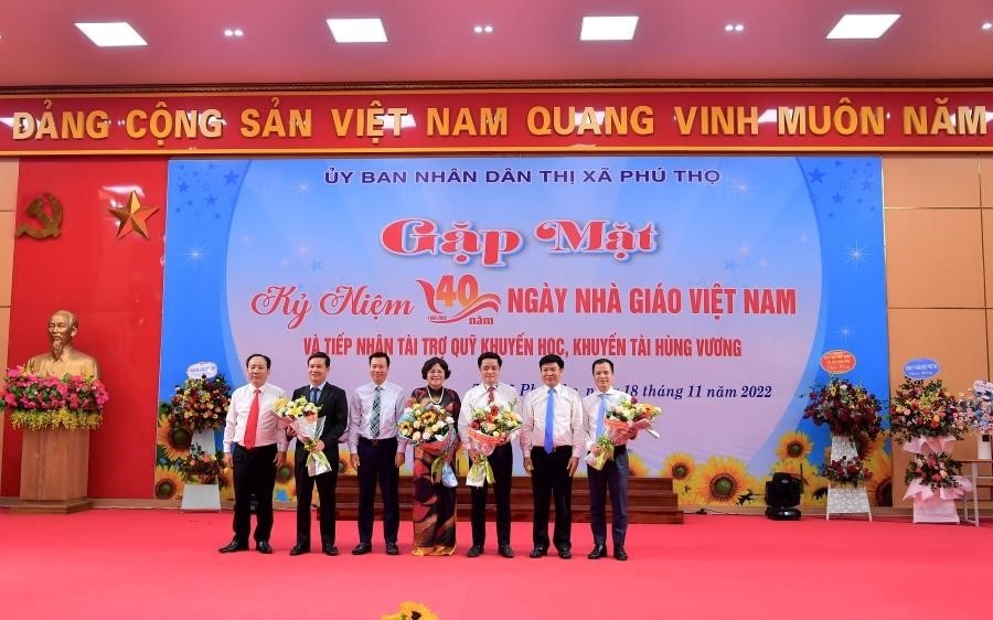 Vietcombank trao tặng 1 tỷ đồng cho Quỹ Khuyến học, Khuyến tài Hùng Vương