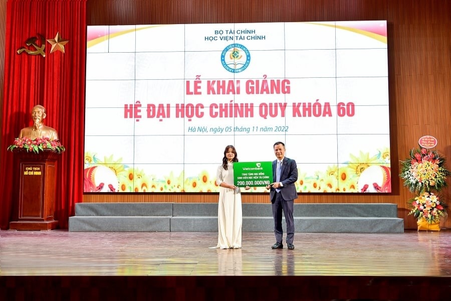 Vietcombank trao tặng học bổng trị giá 200 triệu cho sinh viên Học viện Tài chính