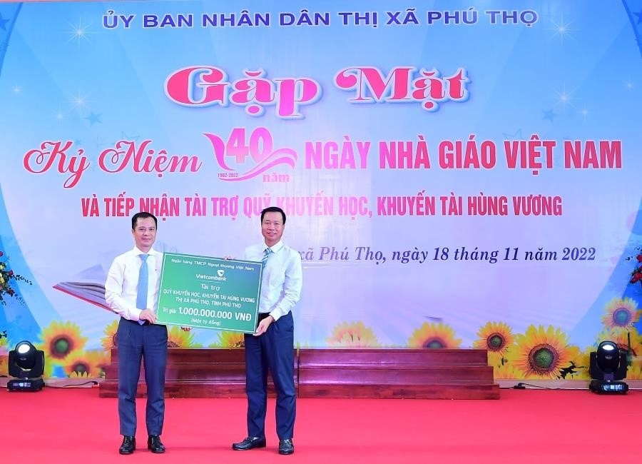 Vietcombank trao tặng 1 tỷ đồng cho Quỹ Khuyến học, Khuyến tài Hùng Vương