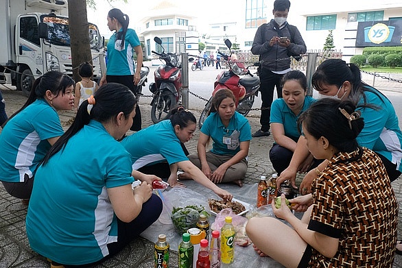 Bữa tiệc vỉa hè và ước vọng công nhân Bữa tiệc vỉa hè và ước vọng công nhân