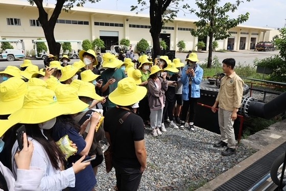 Kỹ sư nhà máy điện công ty VWS đang trả lời những câu hỏi của đoàn sinh viên Fulbright Kỹ sư nhà máy điện công ty VWS đang trả lời những câu hỏi của đoàn sinh viên Fulbright