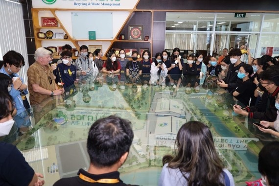 Ông Kevin Moore, Giám đốc Điều hành VWS đón tiếp đoàn sinh viên Fulbright Ông Kevin Moore, Giám đốc Điều hành VWS đón tiếp đoàn sinh viên Fulbright