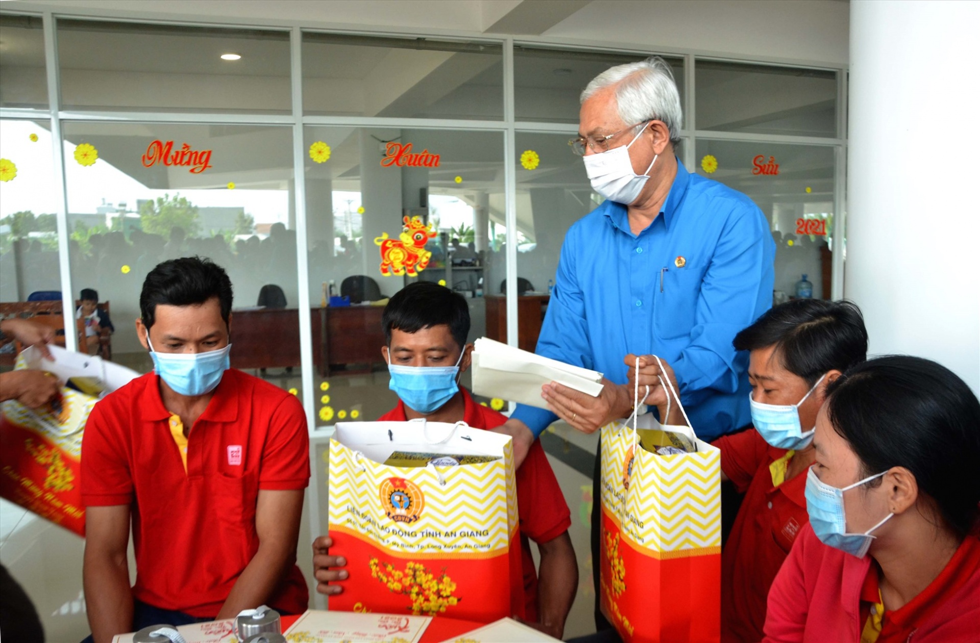 Đồng bằng sông Cửu Long: Đa dạng các hoạt động chăm lo Tết cho người lao động Đồng bằng sông Cửu Long: Đa dạng các hoạt động chăm lo Tết cho người lao động