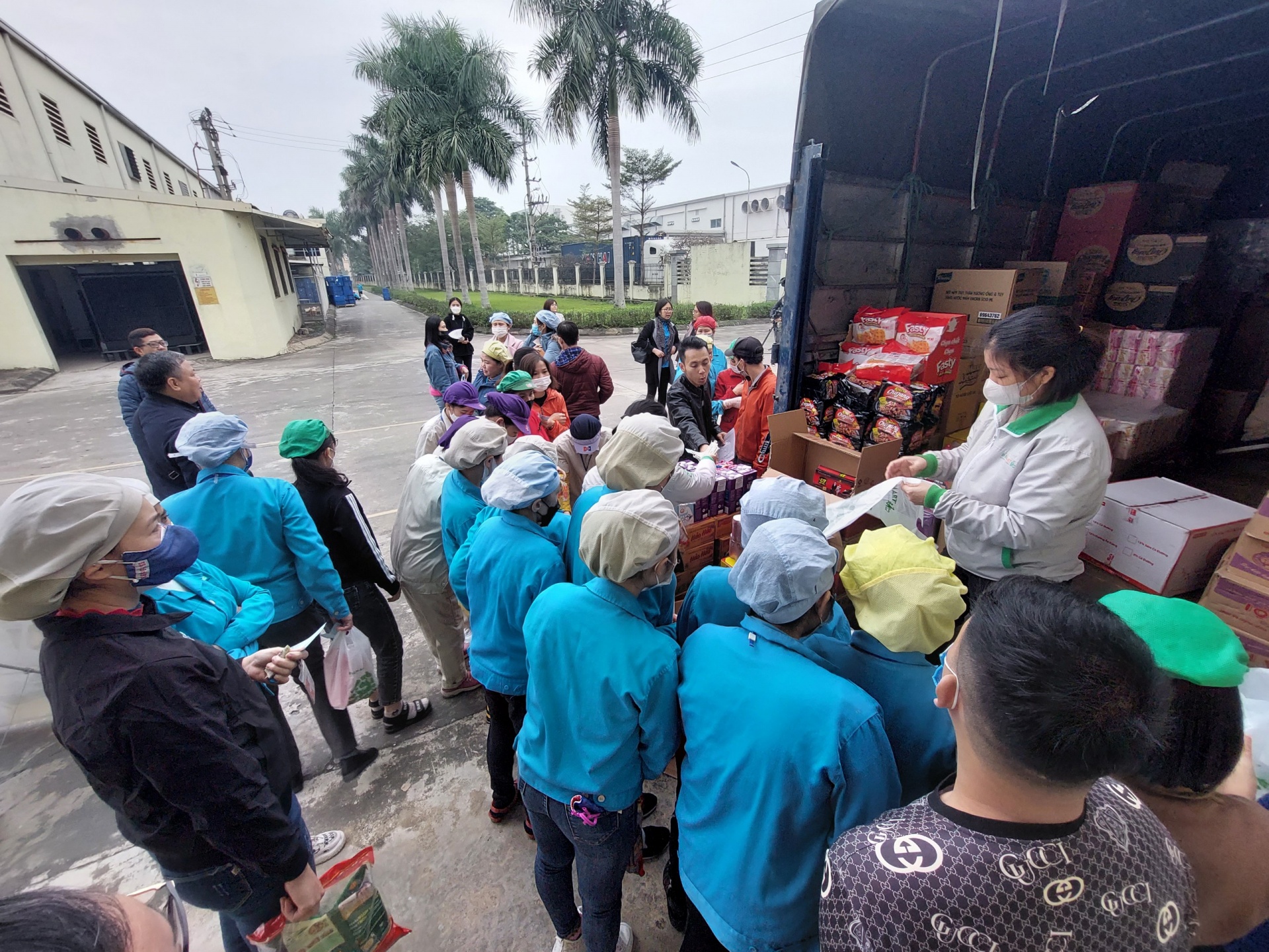 Thêm chuyến “Xe siêu thị đoàn viên Công đoàn” đầy ắp hàng hóa đến với CNLĐ Thêm chuyến “Xe siêu thị đoàn viên Công đoàn” đầy ắp hàng hóa đến với CNLĐ