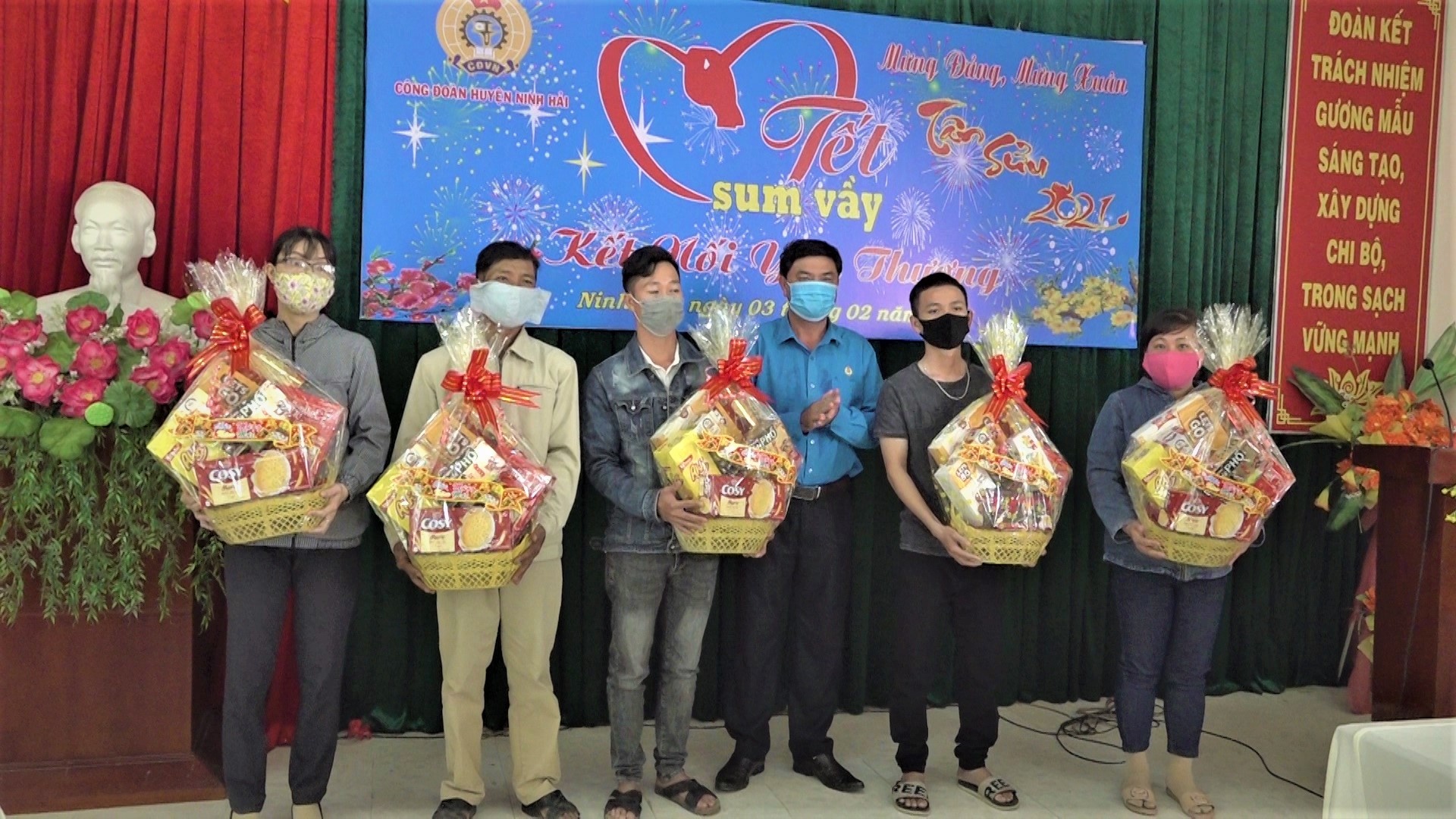 Dự kiến 3.300 đoàn viên, người lao động có hoàn cảnh khó khăn được hỗ trợ dịp Tết Dự kiến 3.300 đoàn viên, người lao động có hoàn cảnh khó khăn được hỗ trợ dịp Tết