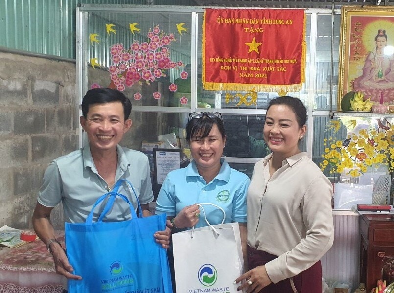 Bà Trương Thị Ngọc Hằng, Giám đốc đối ngoại Công ty VWS tặng quà cho các hộ dân Bà Trương Thị Ngọc Hằng, Giám đốc đối ngoại Công ty VWS tặng quà cho các hộ dân
