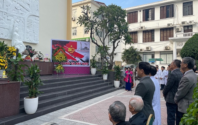 Dâng hương tưởng niệm các anh hùng liệt sĩ tại Bệnh viện Bạch Mai Dâng hương tưởng niệm các anh hùng liệt sĩ tại Bệnh viện Bạch Mai