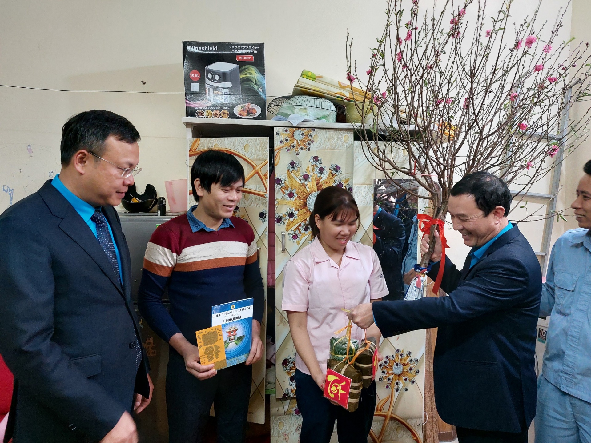 Mang Tết đến với gia đình công nhân khó khăn Mang Tết đến với gia đình công nhân khó khăn