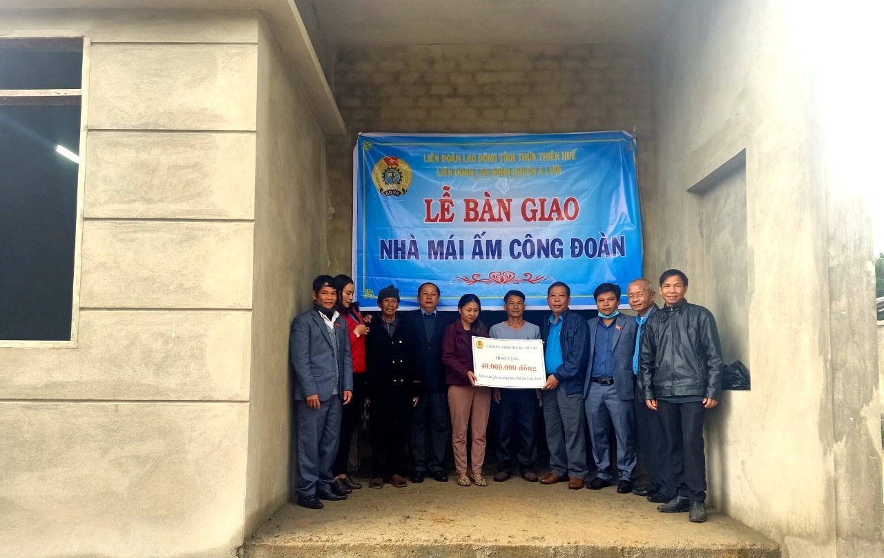 Bàn giao 3 “Mái ấm Công đoàn” cho đoàn viên khó khăn trước thềm năm mới