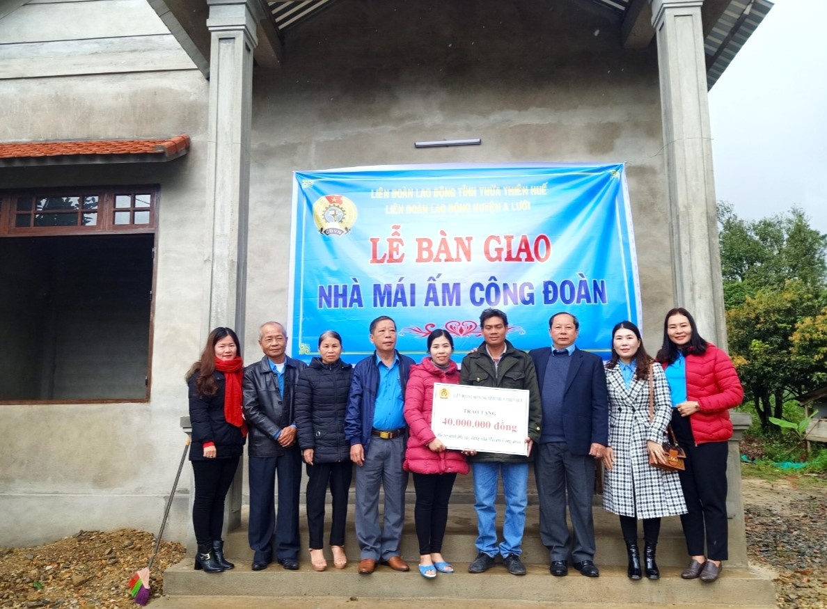 Bàn giao 3 “Mái ấm Công đoàn” cho đoàn viên khó khăn trước thềm năm mới