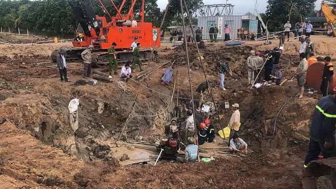 Vụ bé 10 tuổi rơi ống sâu 35m: Huy động mọi lực lượng, phương tiện cứu hộ Vụ bé 10 tuổi rơi ống sâu 35m: Huy động mọi lực lượng, phương tiện cứu hộ