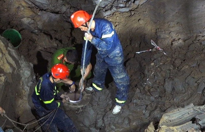 Vụ bé 10 tuổi rơi ống sâu 35m: Huy động mọi lực lượng, phương tiện cứu hộ Vụ bé 10 tuổi rơi ống sâu 35m: Huy động mọi lực lượng, phương tiện cứu hộ