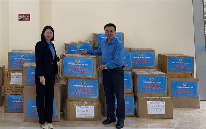 Công đoàn Dệt may Việt Nam đóng góp 4 sản phẩm may mặc cho Chương trình Chợ Tết Công đoàn năm 2023 của Tổng Liên đoàn Lao động Việt Nam. Ảnh: Thuỷ Hồng Công đoàn Dệt may Việt Nam đóng góp 4 sản phẩm may mặc cho Chương trình Chợ Tết Công đoàn năm 2023 của Tổng Liên đoàn Lao động Việt Nam. Ảnh: Thuỷ Hồng