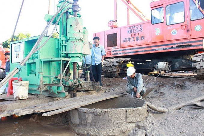 Vụ bé 10 tuổi rơi ống sâu 35m: Bao giờ mới đưa được bé lên mặt đất? Vụ bé 10 tuổi rơi ống sâu 35m: Bao giờ mới đưa được bé lên mặt đất?