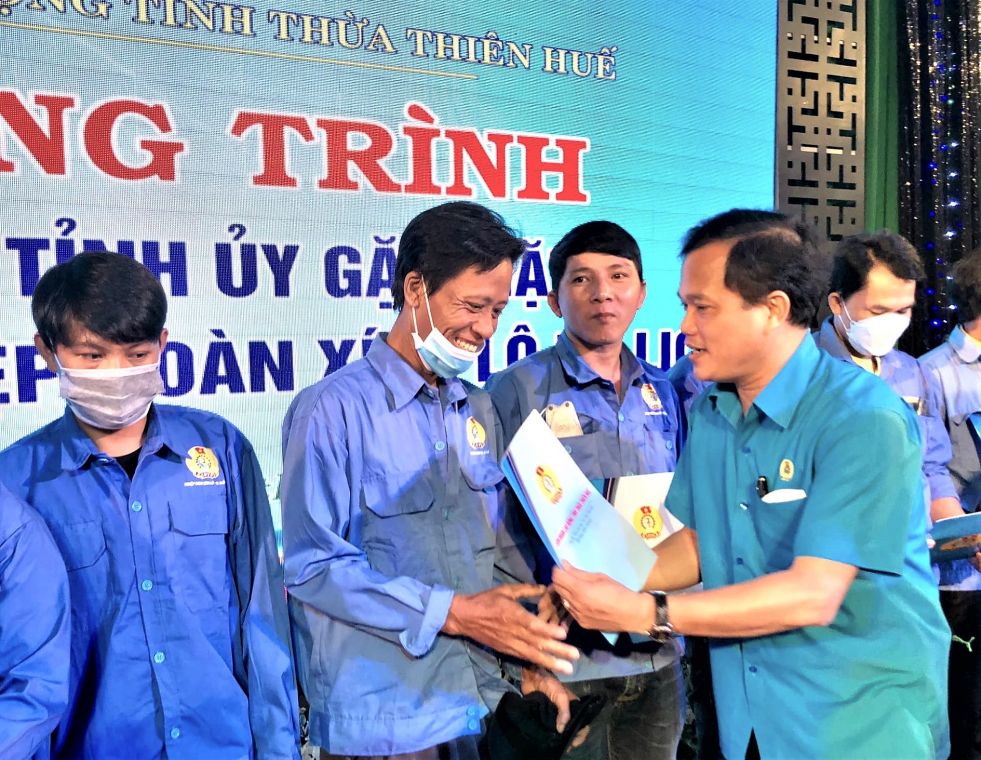 Công đoàn Thừa Thiên Huế: Gần 22 tỉ đồng hỗ trợ đoàn viên, NLĐ khó khăn trong năm 2022 Công đoàn Thừa Thiên Huế: Gần 22 tỉ đồng hỗ trợ đoàn viên, NLĐ khó khăn trong năm 2022