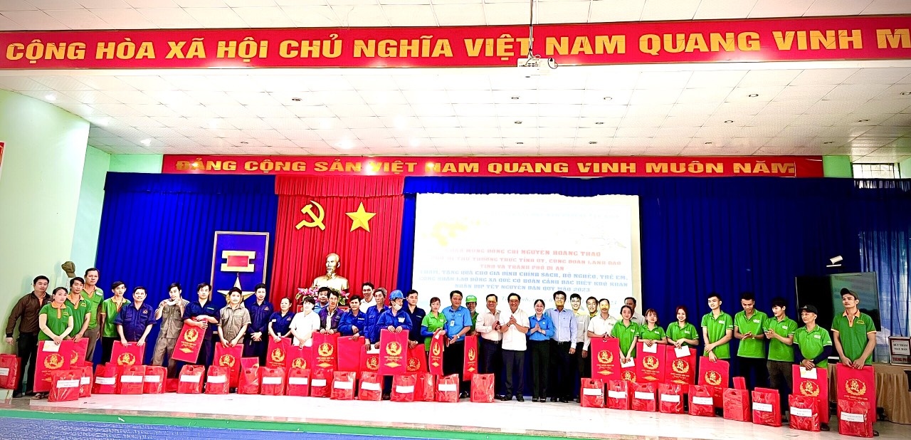 Bình Dương: Công đoàn, chính quyền đến thăm, tặng quà Tết cho đoàn viên, NLĐ khó khăn