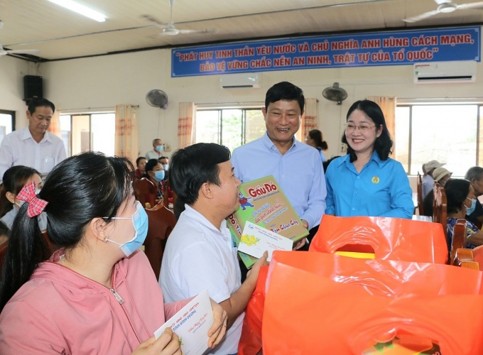 Bình Dương: Công đoàn, chính quyền đến thăm, tặng quà Tết cho đoàn viên, NLĐ khó khăn