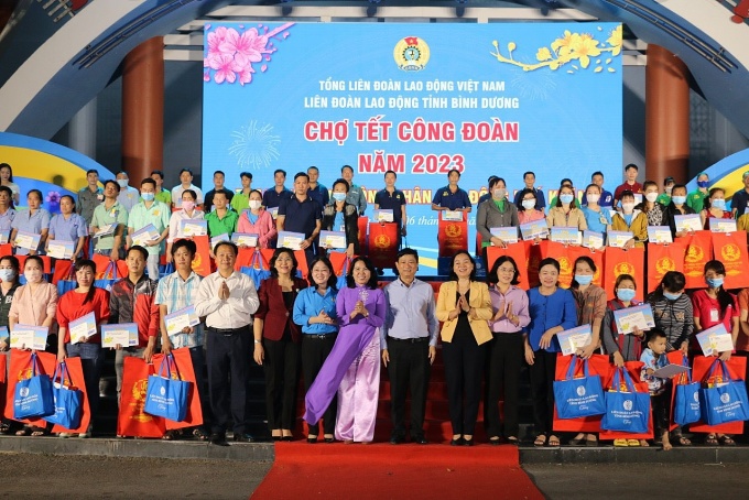 Bình Dương: Công đoàn, chính quyền đến thăm, tặng quà Tết cho đoàn viên, NLĐ khó khăn