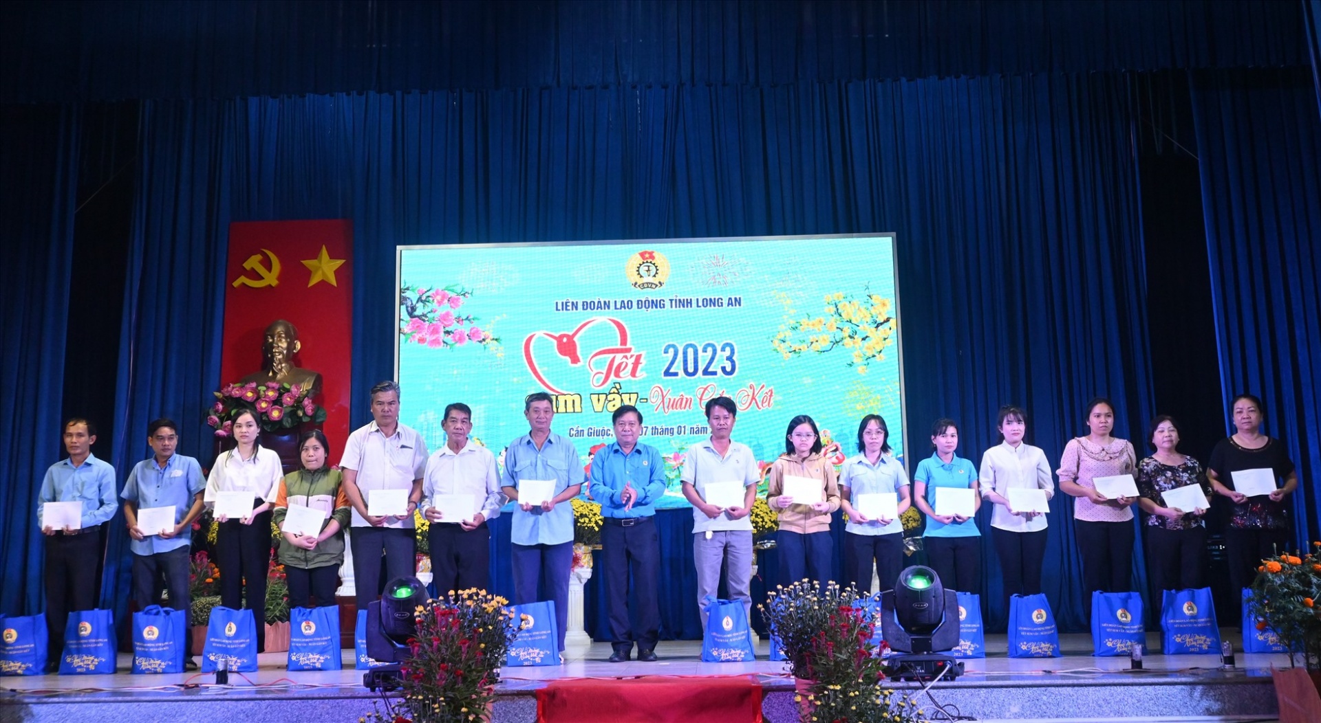 Long An: “Tết sum vầy - Xuân gắn kết” hỗ trợ đoàn viên, người lao động đón Tết Long An: “Tết sum vầy - Xuân gắn kết” hỗ trợ đoàn viên, người lao động đón Tết