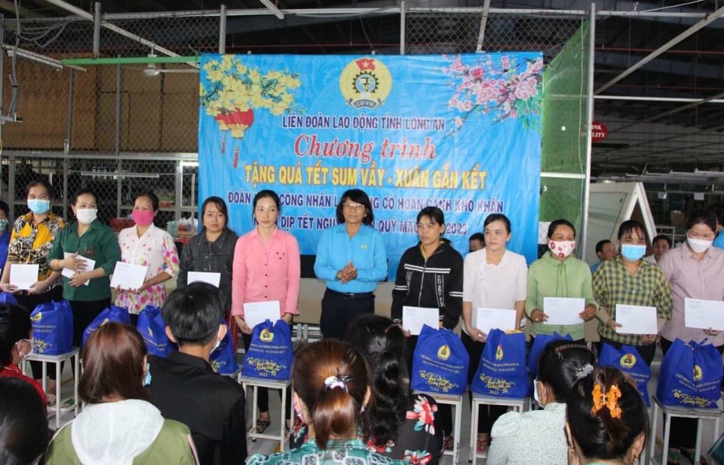 Công đoàn Long An hỗ trợ đoàn viên, NLĐ khó khăn, mất việc vì giảm đơn hàng