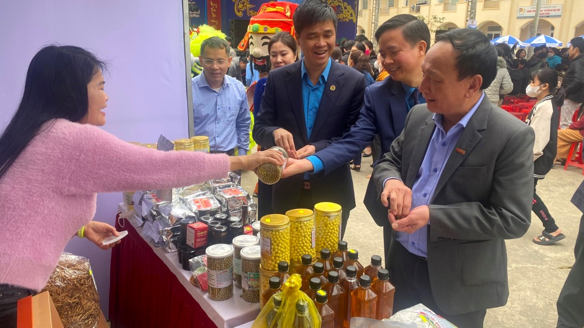 Quảng Bình: Công đoàn chăm lo Tết, chia sẻ khó khăn với đoàn viên, NLĐ Quảng Bình: Công đoàn chăm lo Tết, chia sẻ khó khăn với đoàn viên, NLĐ