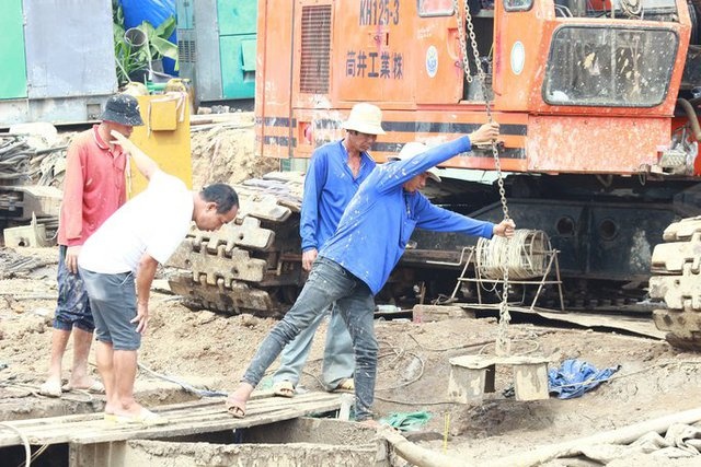 Vụ bé 10 tuổi rơi ống sâu 35m: Đã bước sang ngày thứ 10 Vụ bé 10 tuổi rơi ống sâu 35m: Đã bước sang ngày thứ 10