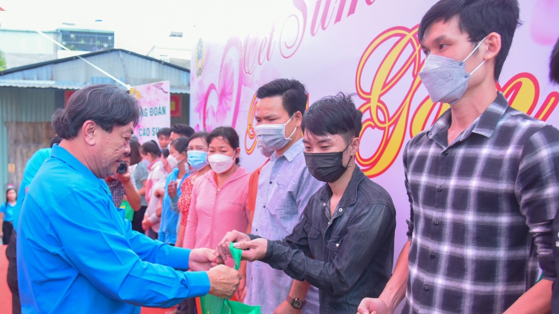 Công đoàn Cao su Việt Nam tặng quà Tết cho hàng trăm công nhân lao động ở Bình Dương