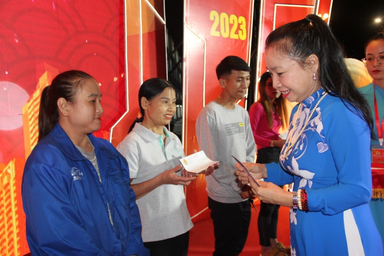 Bình Phước: Đoàn viên, NLĐ hân hoan đón “Tết sum vầy - Xuân gắn kết 2023” Bình Phước: Đoàn viên, NLĐ hân hoan đón “Tết sum vầy - Xuân gắn kết 2023”