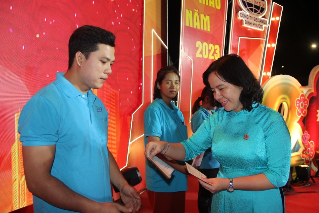 Bình Phước: Đoàn viên, NLĐ hân hoan đón “Tết sum vầy - Xuân gắn kết 2023” Bình Phước: Đoàn viên, NLĐ hân hoan đón “Tết sum vầy - Xuân gắn kết 2023”