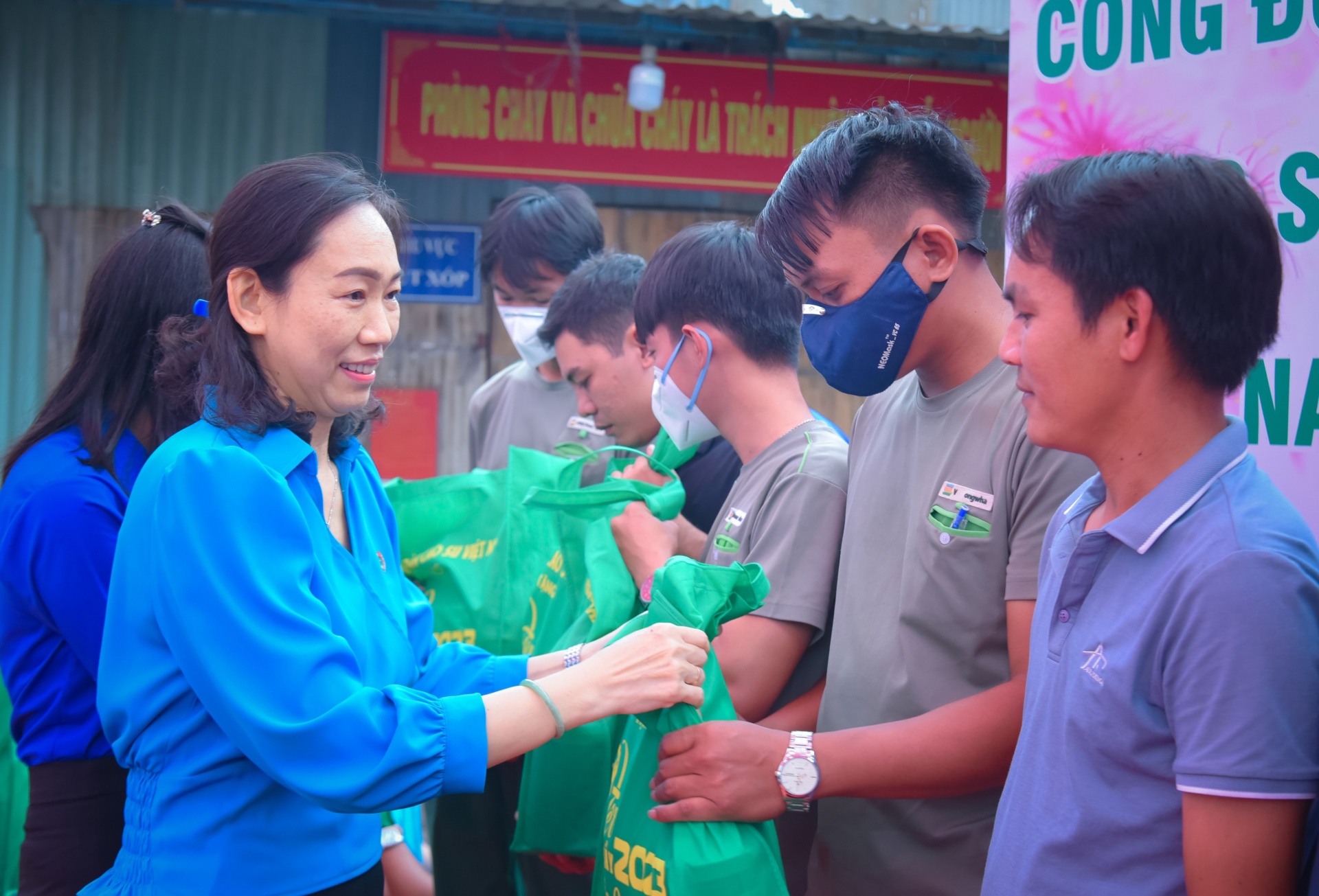 Công đoàn Cao su Việt Nam tặng quà Tết cho hàng trăm công nhân lao động ở Bình Dương Công đoàn Cao su Việt Nam tặng quà Tết cho hàng trăm công nhân lao động ở Bình Dương