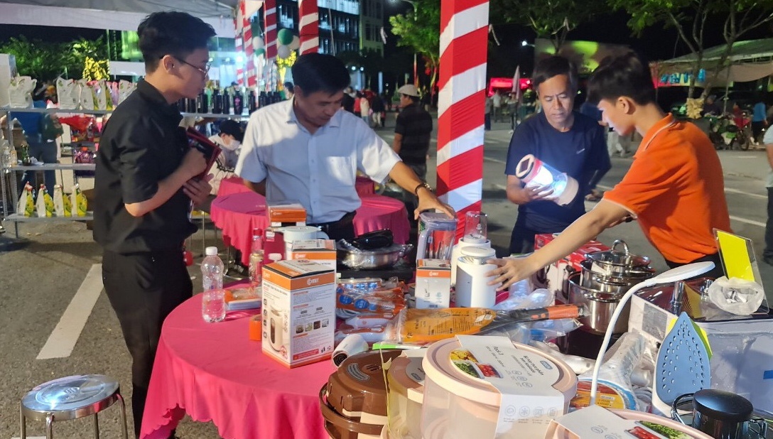 Bình Phước: Đoàn viên, NLĐ hân hoan đón “Tết sum vầy - Xuân gắn kết 2023” Bình Phước: Đoàn viên, NLĐ hân hoan đón “Tết sum vầy - Xuân gắn kết 2023”