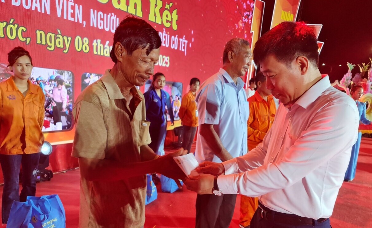 Bình Phước: Đoàn viên, NLĐ hân hoan đón “Tết sum vầy - Xuân gắn kết 2023” Bình Phước: Đoàn viên, NLĐ hân hoan đón “Tết sum vầy - Xuân gắn kết 2023”