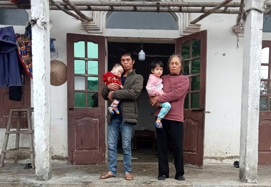 Xót xa hình ảnh 2 cháu nhỏ mất mẹ trong ngày giáp Tết