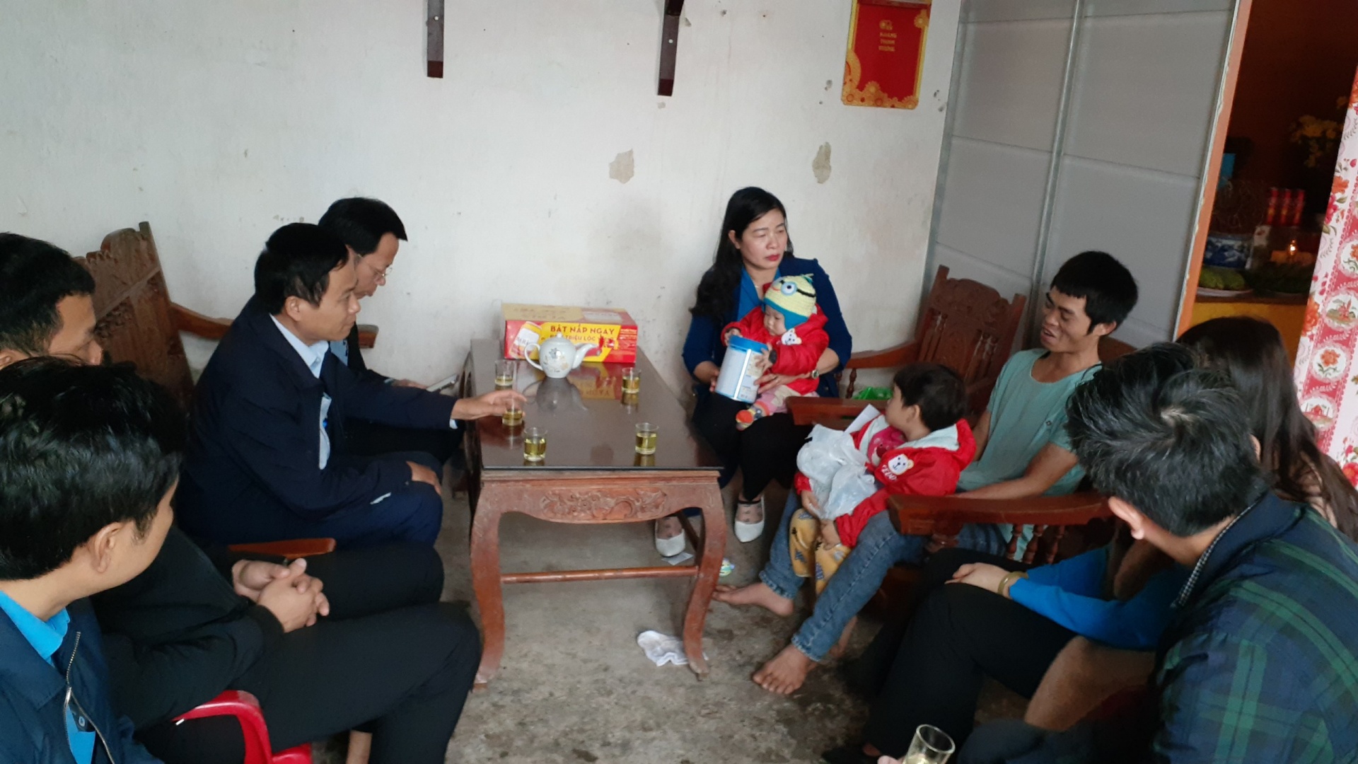 Xót xa hình ảnh 2 cháu nhỏ mất mẹ trong ngày giáp Tết