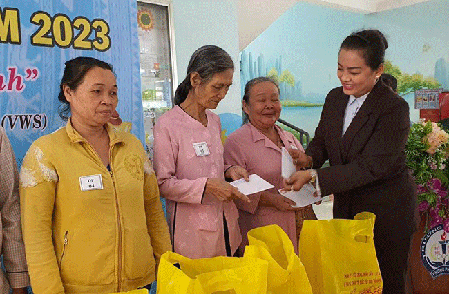 Bà Trương Thị Ngọc Hằng, Giám đốc đối ngoại công ty VWS trao tặng quà cho người dân. Bà Trương Thị Ngọc Hằng, Giám đốc đối ngoại công ty VWS trao tặng quà cho người dân.