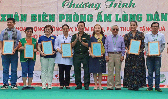 Đại diện VWS tặng quà Tết cho các gia đình chính sách, gia đình có hoàn cảnh khó khăn tại thị trấn Cần Thạnh, huyện Cần Giờ. Đại diện VWS tặng quà Tết cho các gia đình chính sách, gia đình có hoàn cảnh khó khăn tại thị trấn Cần Thạnh, huyện Cần Giờ.