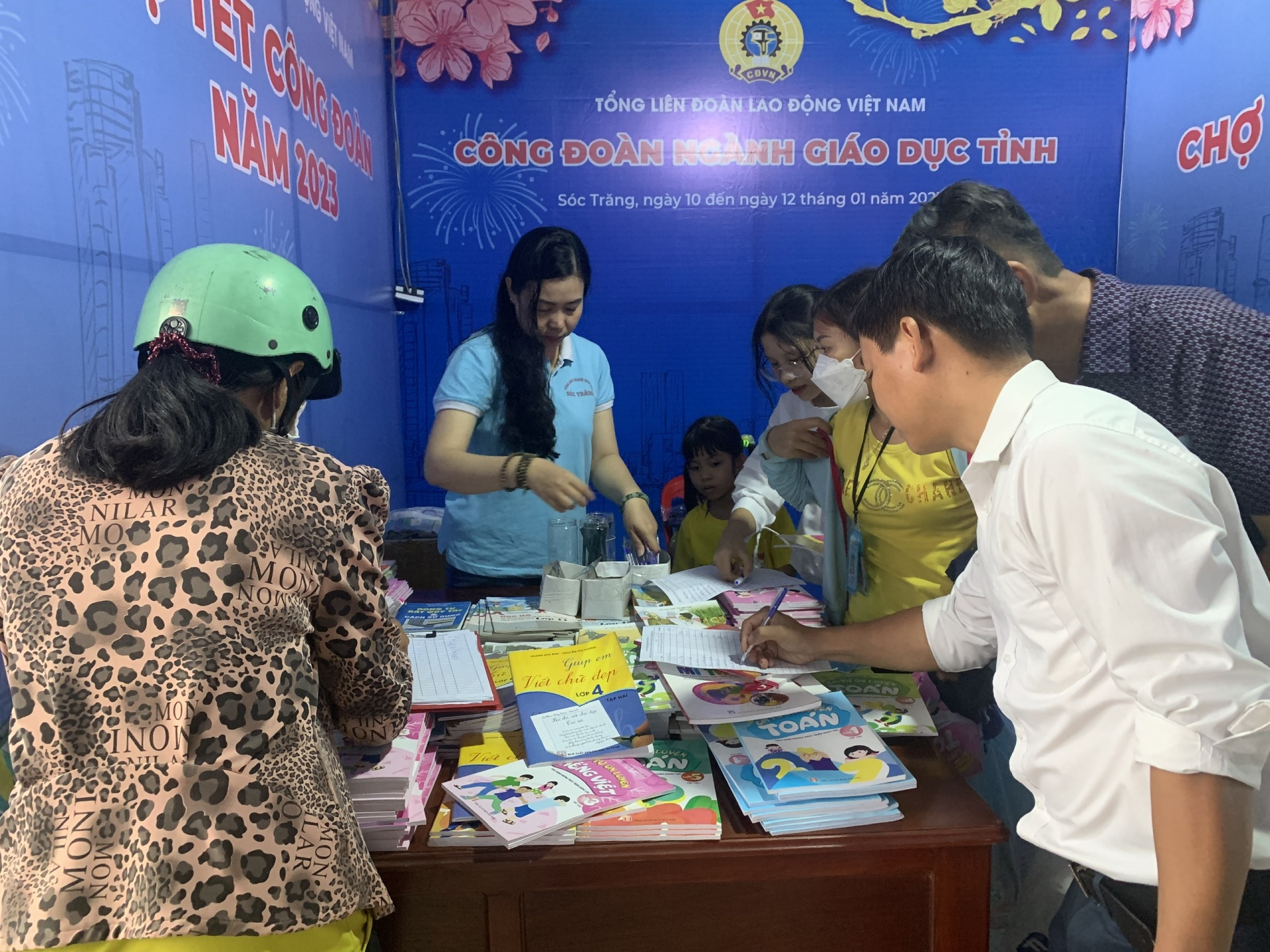 Sóc Trăng: Lan toả hương Xuân, gắn kết yêu thương tại Chợ Tết Công đoàn 2023