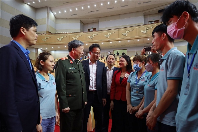 Đại tướng Tô Lâm trao quà Tết cho công nhân tại tỉnh Hưng Yên Đại tướng Tô Lâm trao quà Tết cho công nhân tại tỉnh Hưng Yên