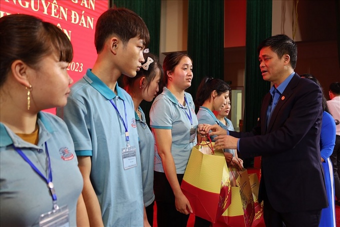 Đại tướng Tô Lâm trao quà Tết cho công nhân tại tỉnh Hưng Yên Đại tướng Tô Lâm trao quà Tết cho công nhân tại tỉnh Hưng Yên