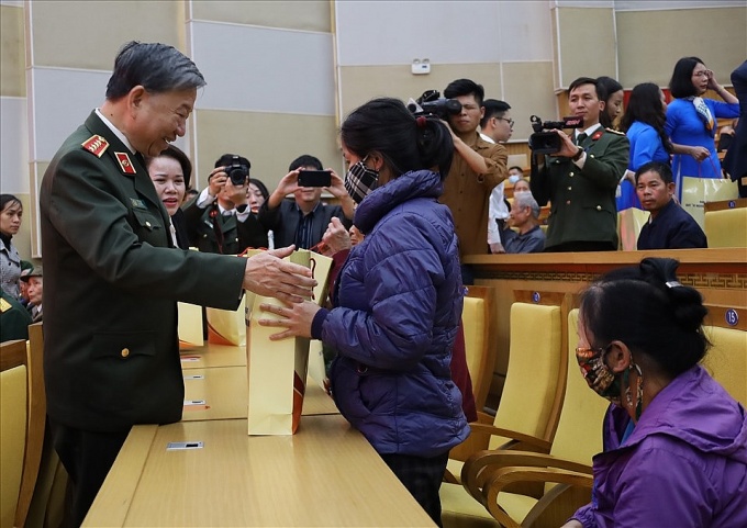 Đại tướng Tô Lâm trao quà Tết cho công nhân tại tỉnh Hưng Yên Đại tướng Tô Lâm trao quà Tết cho công nhân tại tỉnh Hưng Yên