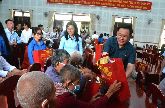Chủ tịch Quốc hội Vương Đình Huệ thăm, tặng quà Tết cho người lao động