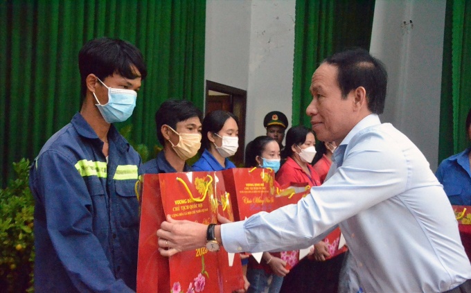 Chủ tịch Quốc hội Vương Đình Huệ thăm, tặng quà Tết cho người lao động