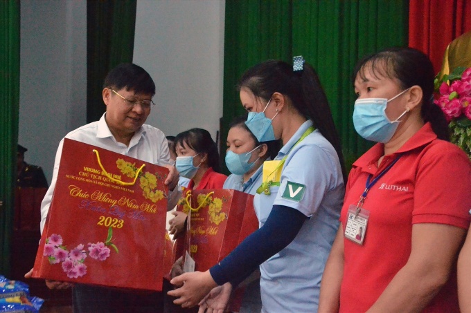 Chủ tịch Quốc hội Vương Đình Huệ thăm, tặng quà Tết cho người lao động