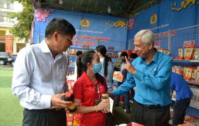 Chủ tịch Quốc hội Vương Đình Huệ thăm, tặng quà Tết cho người lao động