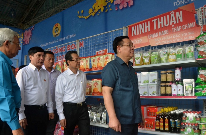 Chủ tịch Quốc hội Vương Đình Huệ thăm, tặng quà Tết cho người lao động