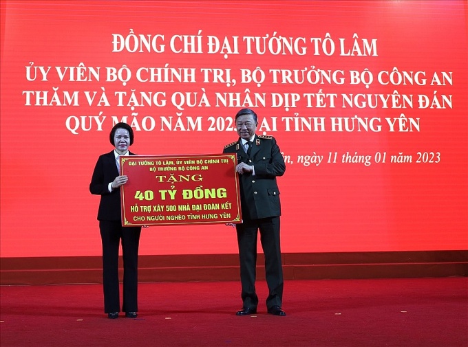 Đại tướng Tô Lâm trao quà Tết cho công nhân tại tỉnh Hưng Yên Đại tướng Tô Lâm trao quà Tết cho công nhân tại tỉnh Hưng Yên